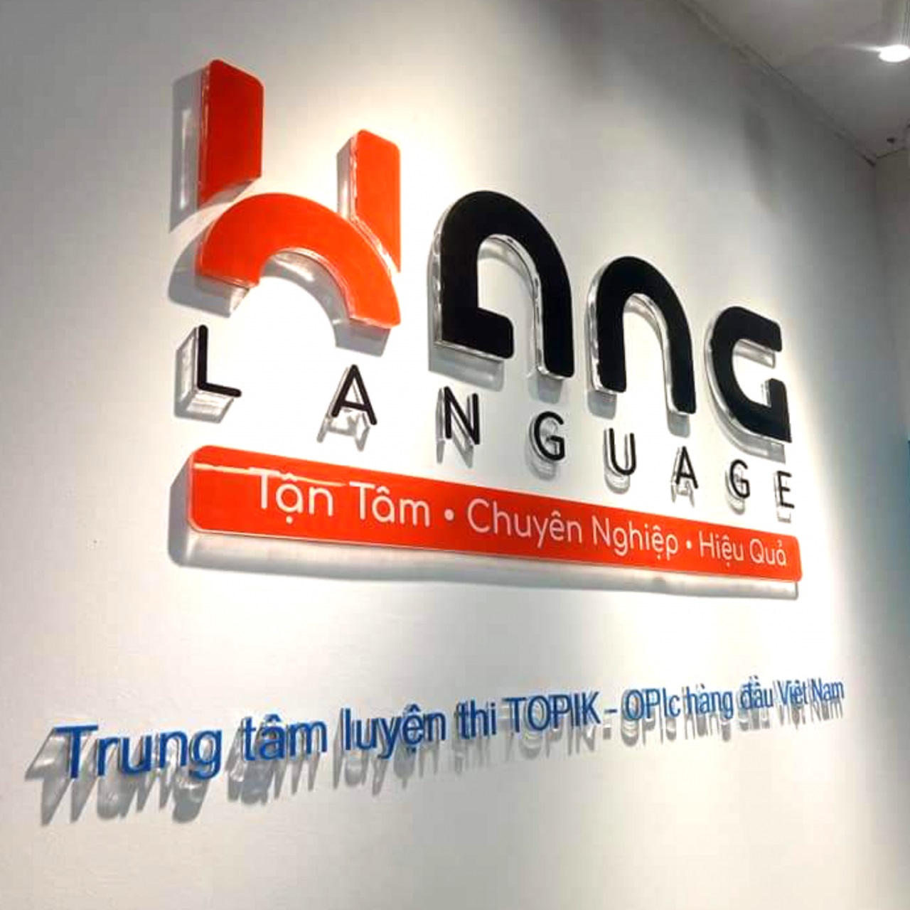 Chữ logo mica dán tường